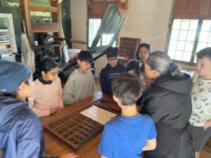 Young children observe Treaty of Waitangi document