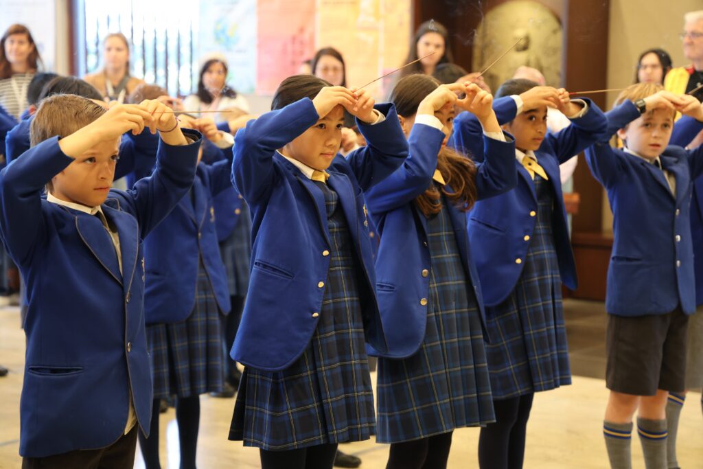 Children holding joss sticks