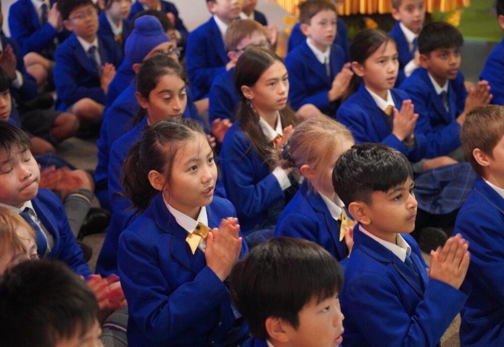 Chidren praying